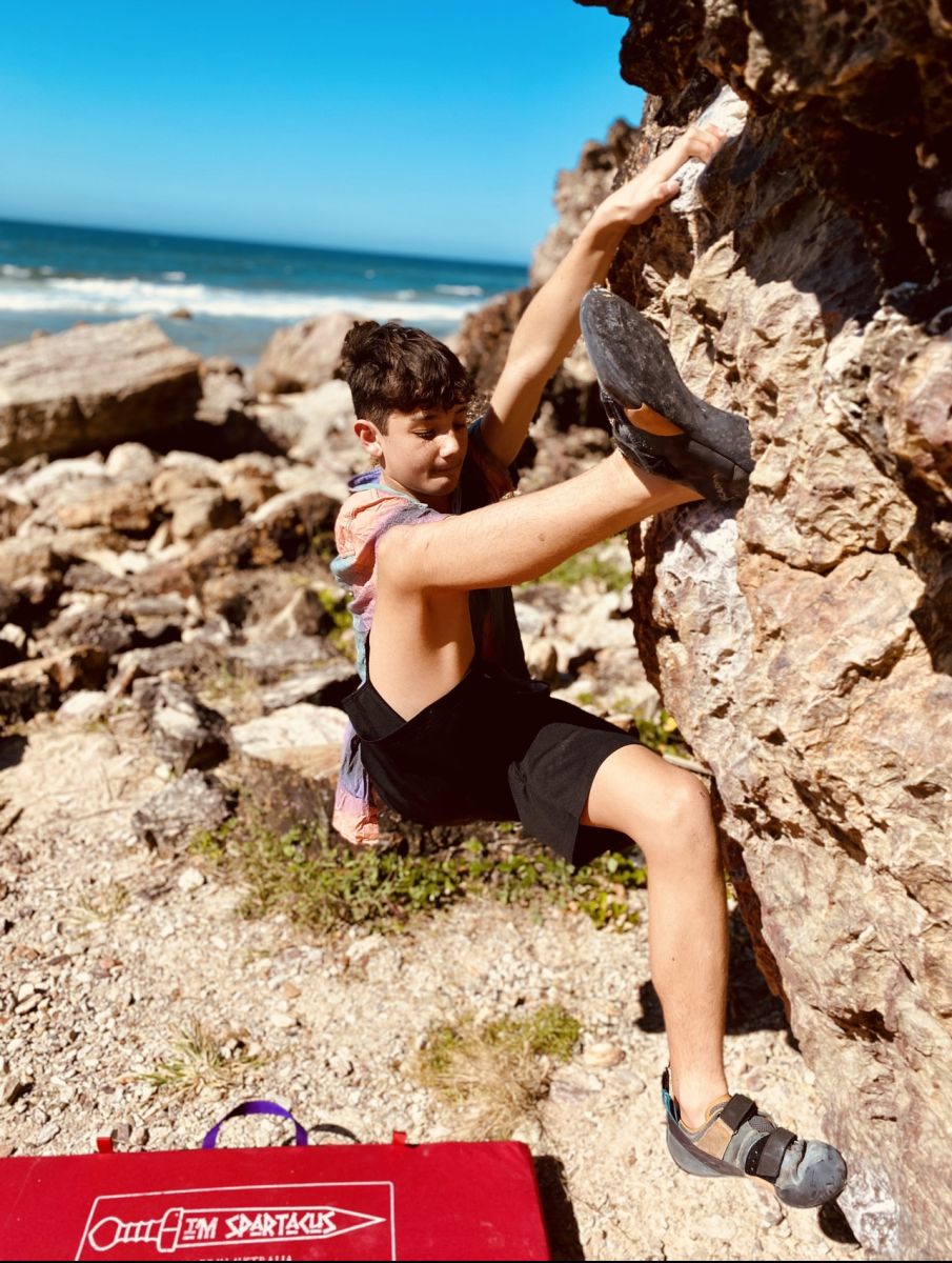 Mohali bouldering with the beach in the background