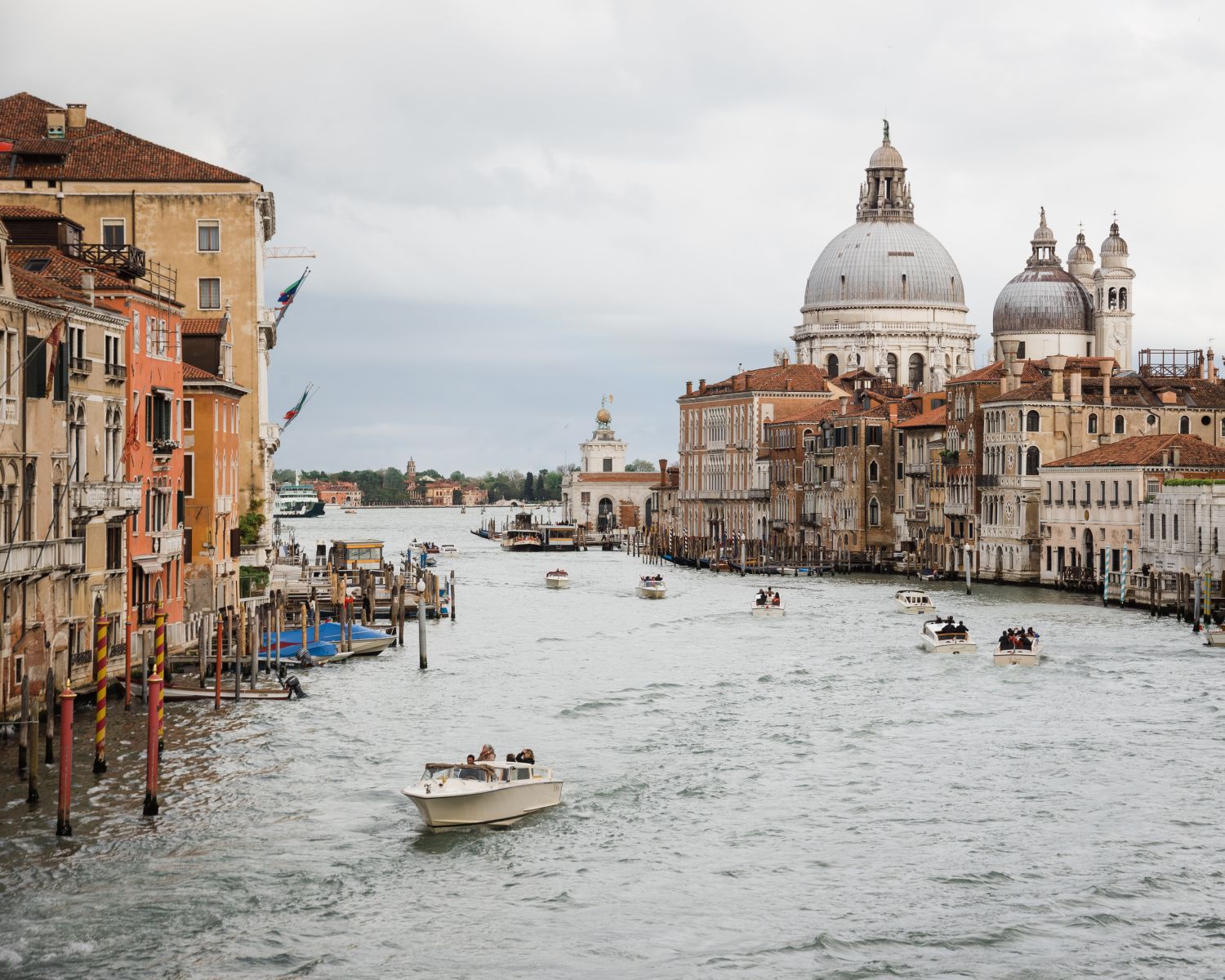 italy grand canal - tom world walk