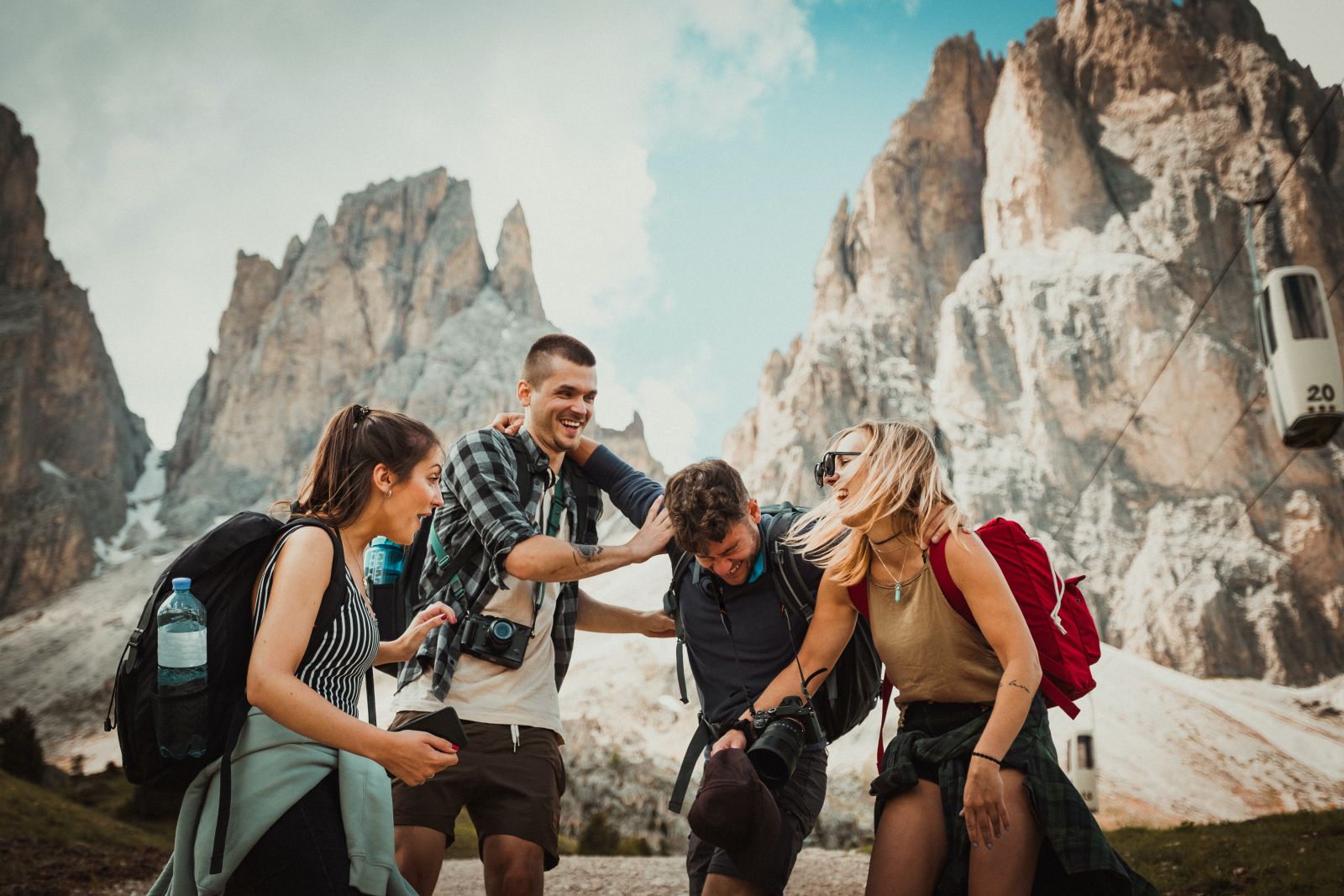 Friends standing in front of mountain range - image by Felix Rostig