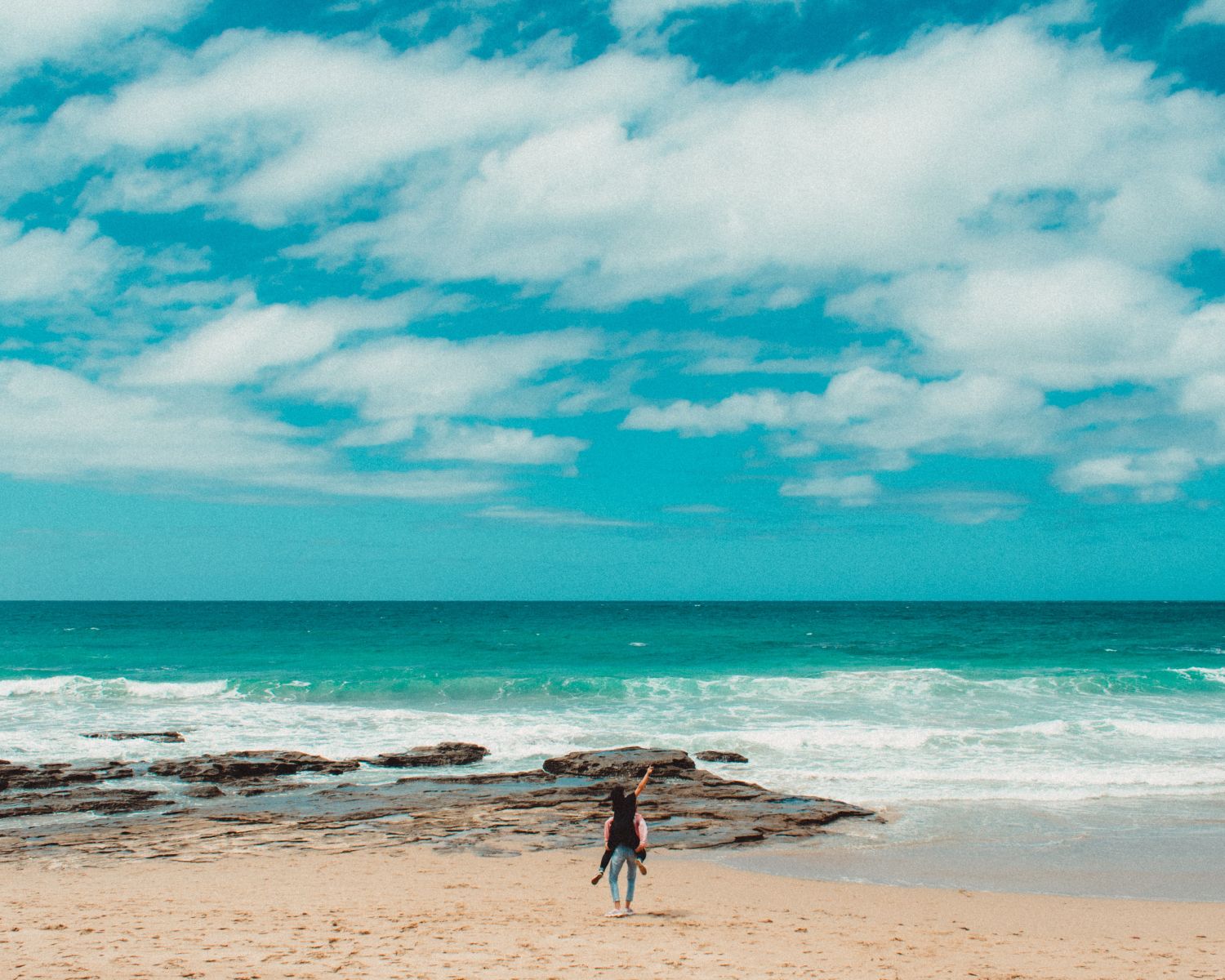 Kevin Laminto image of a couple on the beach