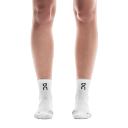 On Performance Run Unisex Mid Quarter Socks - White/Glacier